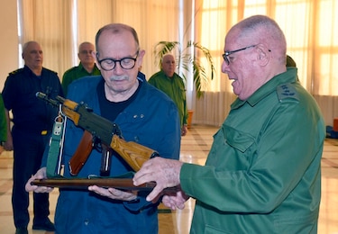 Cuba entrega un fusil AKM a Silvio Rodríguez ‘para defender la Patria’