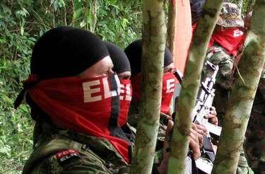 Guerrilleros exhiben 'como trofeo' en una escuela piernas de soldado mutilado