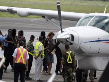 Llegan Wild Bill y su esposa al aeropuerto de Albrook