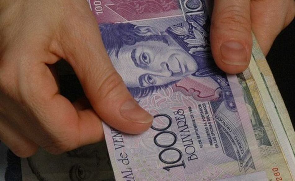 Moneda de Venezuela se devalúa 64.13% en subasta de dólares del Banco Central