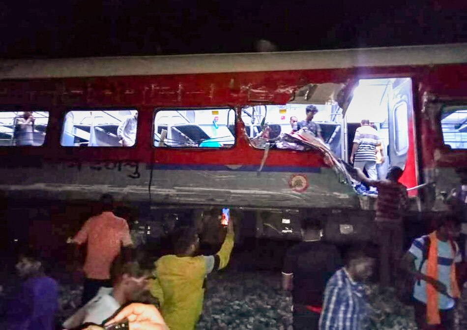 Al menos 233 muertos y 900 los heridos en un choque entre trenes en el este de la India