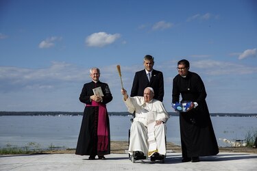 El papa Francisco, en el lago sagrado de los indígenas canadienses