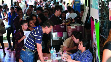 Adultos tienen más oportunidades en el mercado laboral