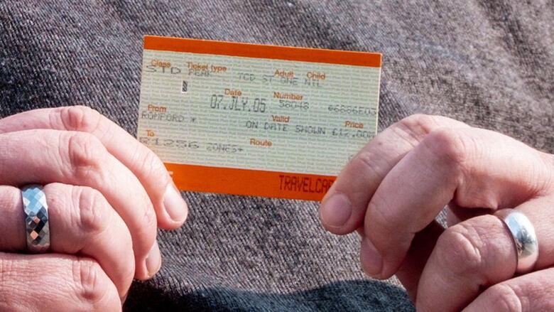 ‘Miré a los ojos del hombre que se inmoló en el metro delante de mí y ahora lo veo en todas partes’: a 20 años de los atentados de Londres que dejaron 52 muertos