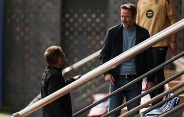 Thomas Christiansen visita el entrenamiento del FC Barcelona y conversa con Hansi Flick