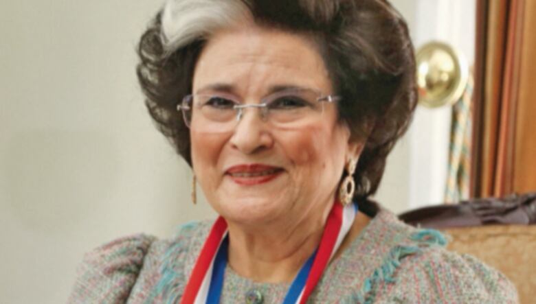 Esther de Abadi recibe una medalla al mérito