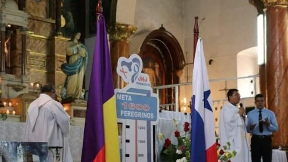 Iglesia católica lamenta ‘desliz’ de colocar bandera del panameñismo cerca a un altar