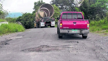 Caminos en mal estado ponen en jaque a productores