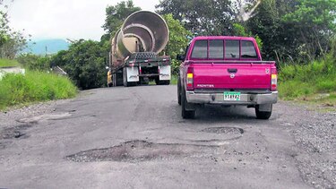 Caminos en mal estado ponen en jaque a productores