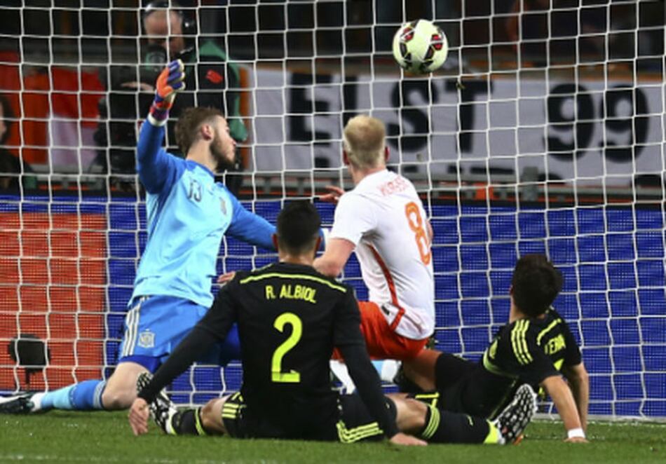 España sigue sin recuperar su nivel tras el Mundial y pierde en Holanda