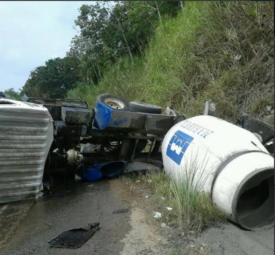 Camión se vuelca en La Chorrera