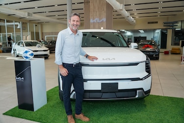 Kia Panamá firma alianza con Thomas Christiansen, reafirmando su compromiso con la movilidad sostenible