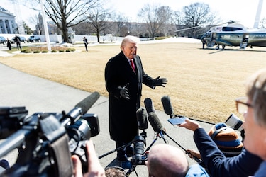 Trump dice que visitará Venezuela y reconoce al Ejecutivo de Delcy Rodríguez como gobierno oficial