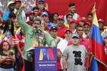Maduro y opositor Falcón cierran campaña entre Maradona y Rubén Blades