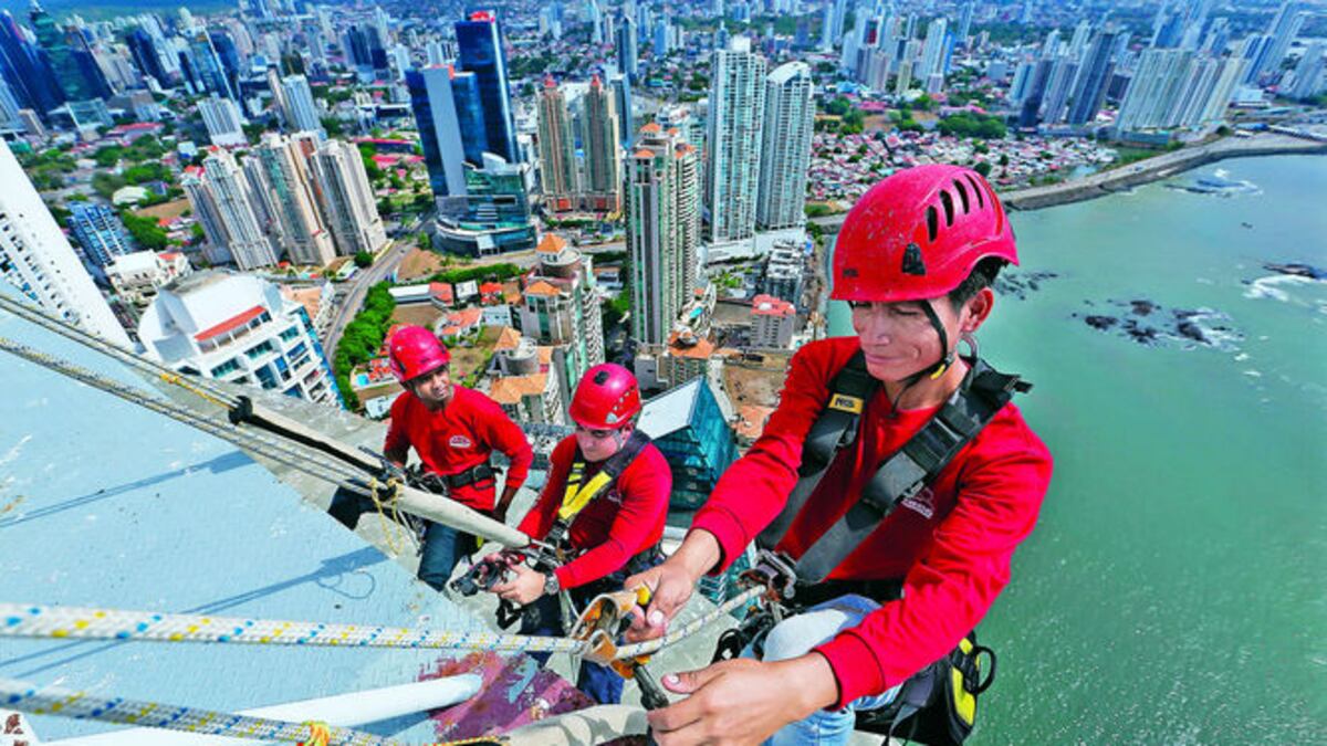 Empleados de una empresa dedicada a la limpieza de vidrios inician su faena en lo más alto del edificio Trump Ocean Club, en la ciudad de Panamá. Este tipo de oficio y