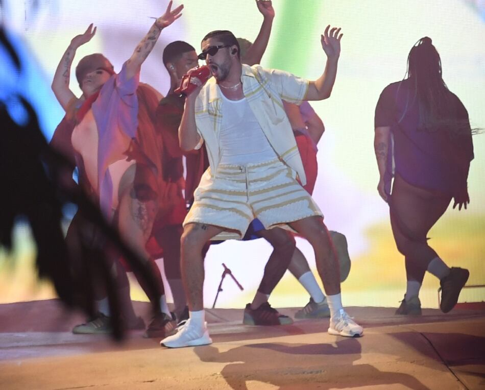 Video: Bad Bunny arrojó el teléfono celular de fanática que quería una foto