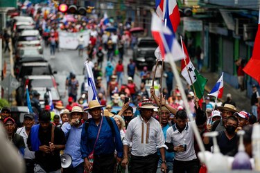 Ciudadanos que marcharon desde Pacora llegan a la Presidencia; piden que se cumplan los acuerdos de la mesa