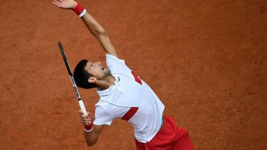 Novak Djokovic gana y suma simpatía en París