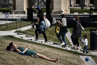 Europa registra menor cifra de muertes en semanas y prepara desconfinamiento gradual