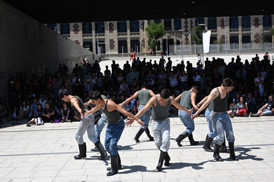 Bailarines y cantantes chilenos piden paz y justicia