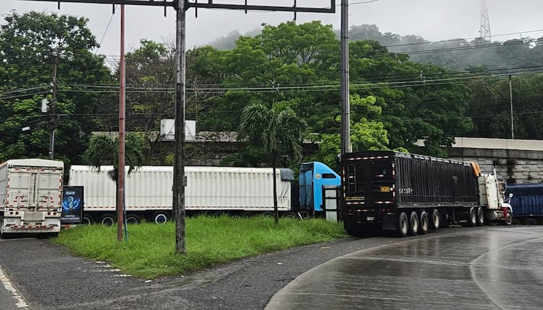 Reportan largas filas y congestionamiento de camiones de carga entre Corozal y Balboa