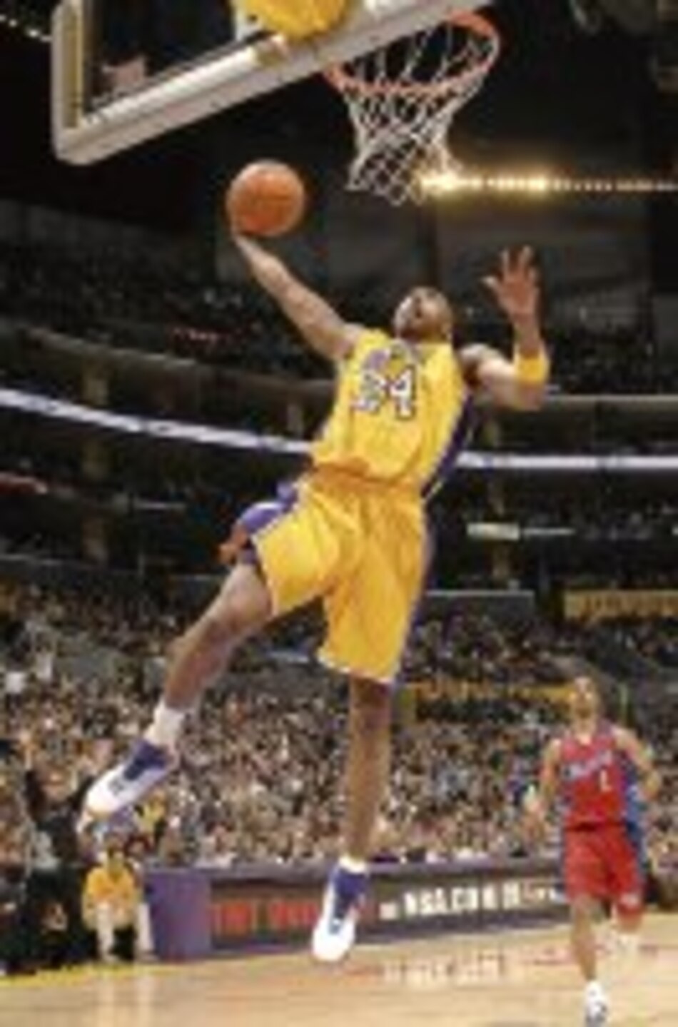 Ni los 50 puntos de Kobe Bryant salvan a los Lakers