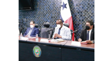  Comisión recibe informe  del reglamento interno  