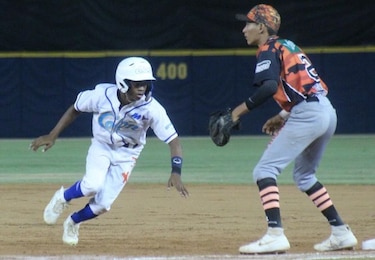 Colón se mantiene en batalla; Coclé lidera su serie en el béisbol juvenil