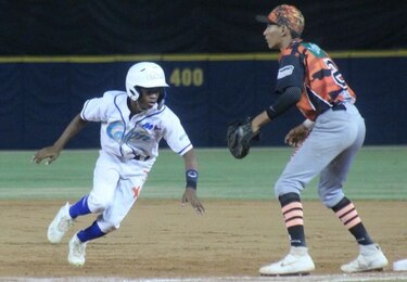 Colón se mantiene en batalla; Coclé lidera su serie en el béisbol juvenil