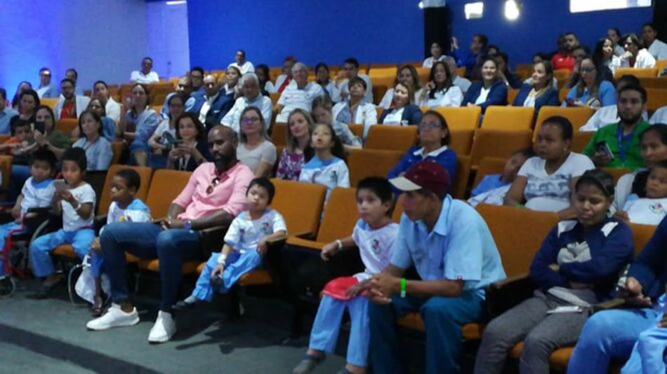 Pacientes del Hospital del Niño se ponen la camiseta de la Sele