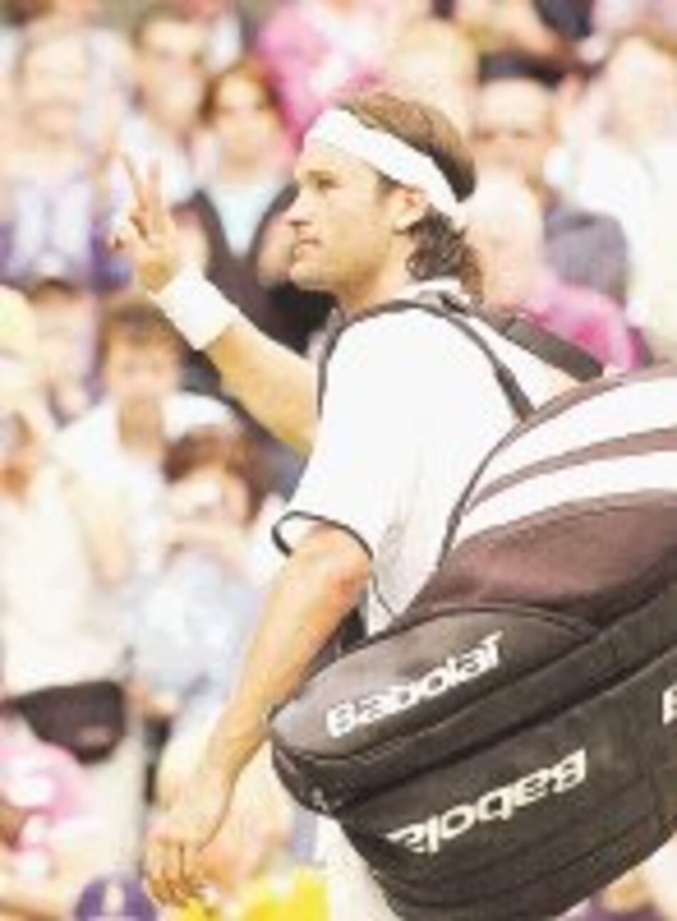 Henman y Moyá avanzan