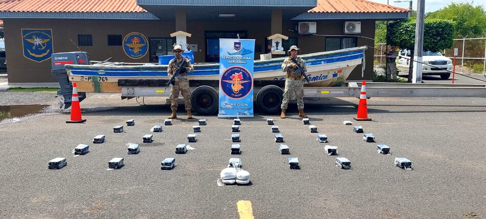 Decomisan 98 paquetes con droga en aguas de Punta Mala, Los Santos