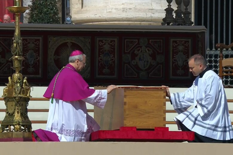 ‘Adiós, padre’, los fieles brindan una despedida solemne y sentida al papa Francisco
