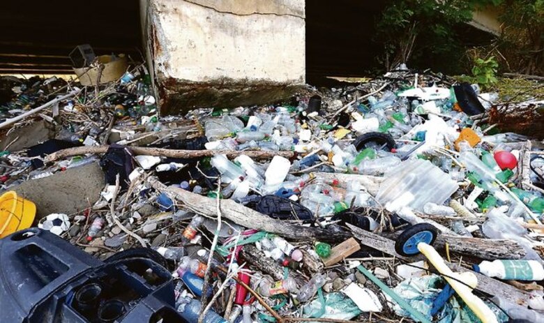 Toneladas de basura llegan a diario a la bahía de Panamá