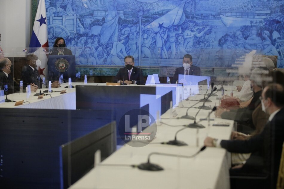 Comisión especial evaluadora entrega a Cortizo informe de los 77 aspirantes a magistrados de la Corte Suprema