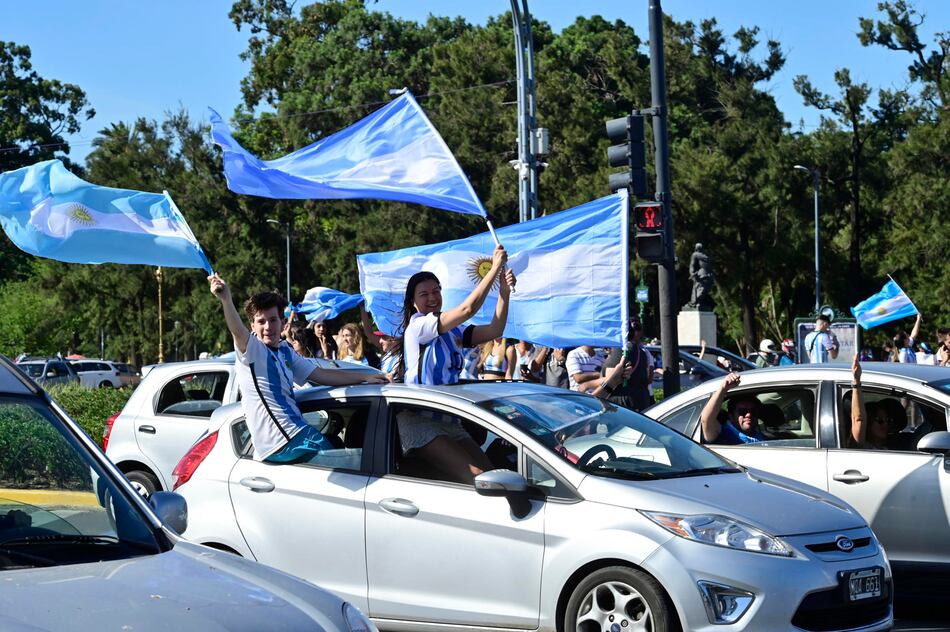 Los hinchas argentinos se vuelcan a celebrar a las calles