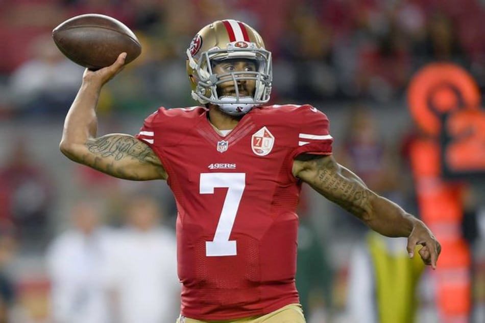 'Quarterback' de los 49ers Colin Kaepernick se niega a ponerse de pie para la ceremonia del himno nacional