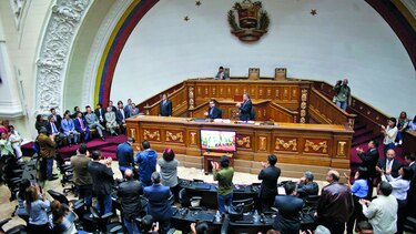 Asamblea Nacional lucha por sostenerse