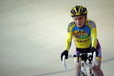 Francés de 105 años intentará batir récord de velocidad en bicicleta
