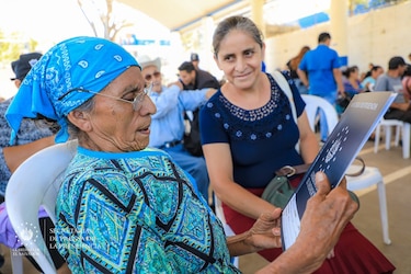 Familiares de víctimas de masacre salvadoreña reciben escrituras de propiedad