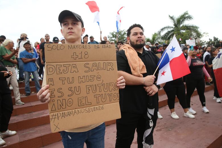 ‘¡Esta patria no se vende, esta patria se defiende!’, gritan miles en la marcha; policía lanza gas lacrimógeno y perdigones