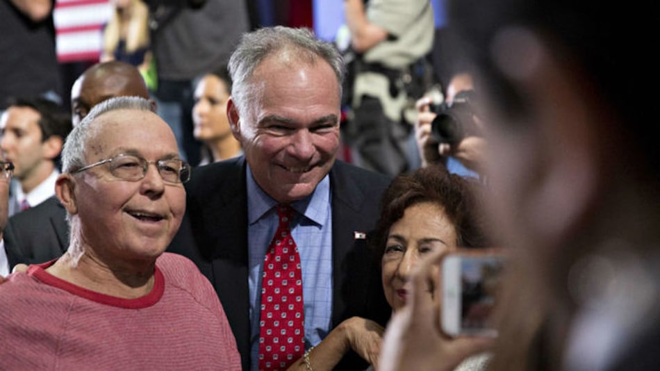 Compañero de fórmula de Hillary Clinton, Tim Kaine, da discurso en español en Phoenix