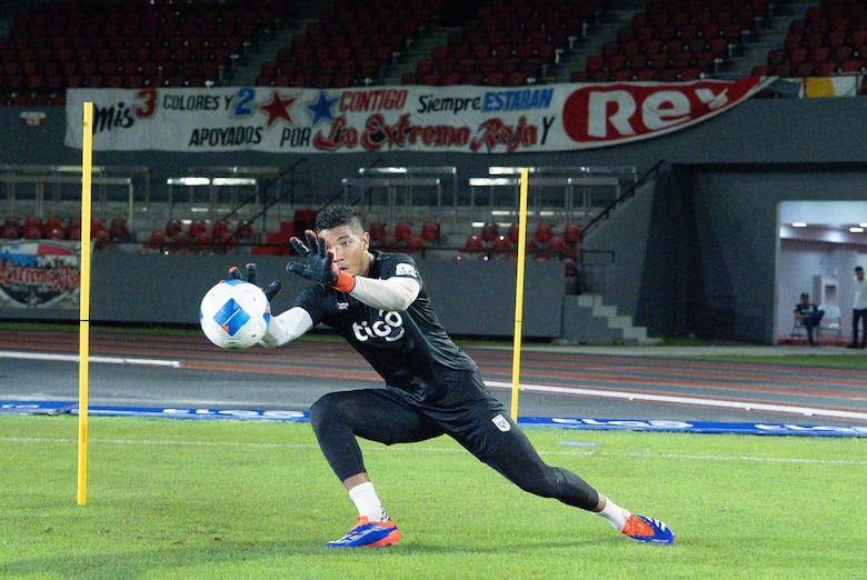 Orlando Mosquera se reporta con el Al-Fayha de Arabia Saudita