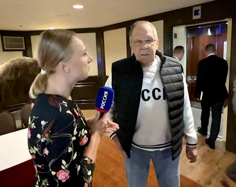 Se agota el suéter con las siglas de URSS que Lavrov vistió en Alaska