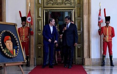Maduro llama a sus rivales a 'aceptar' resultado de las elecciones del domingo