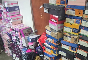 Allanan dos residencias y hallan más de 3 mil cajas de zapatos sin respaldo legal