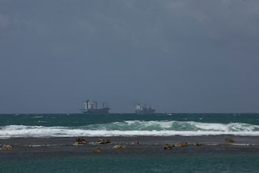 300 marinos panameños están atrapados en alta mar por el bloqueo