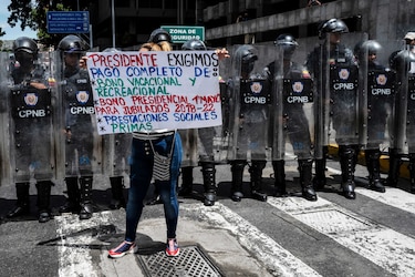 Funcionarios venezolanos exigen mejores salarios