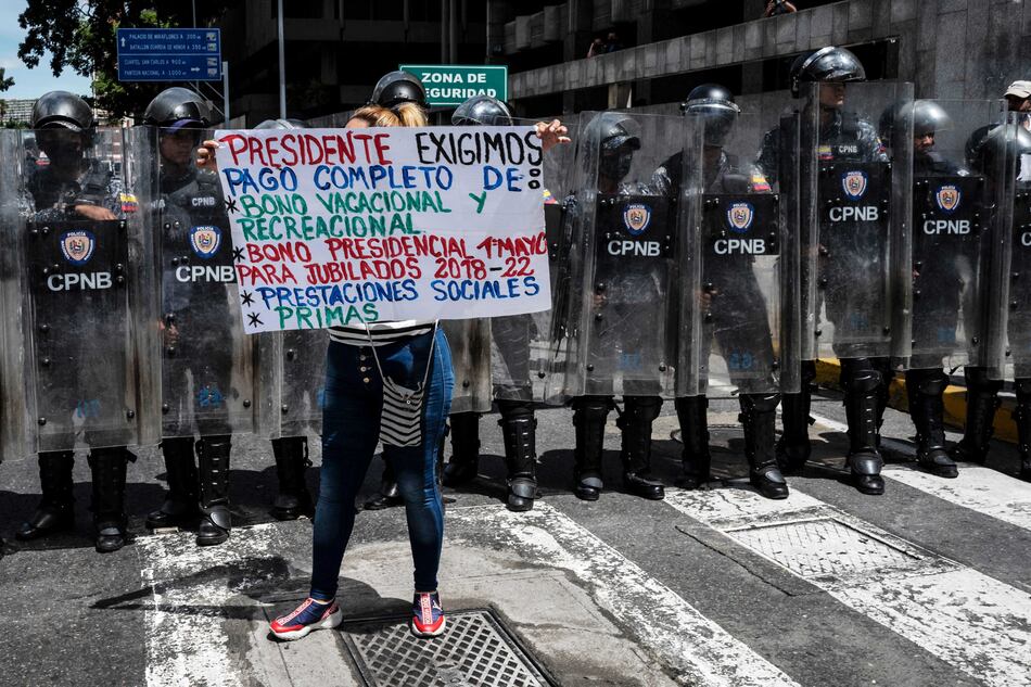 Funcionarios venezolanos exigen mejores salarios