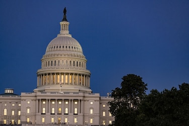Proyectos sociales y de infraestructura de Biden enfrentan semana clave en el Congreso